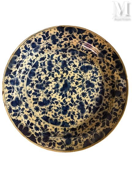 CHINE
Plat en porcelaine à décor blanc bleu de mot