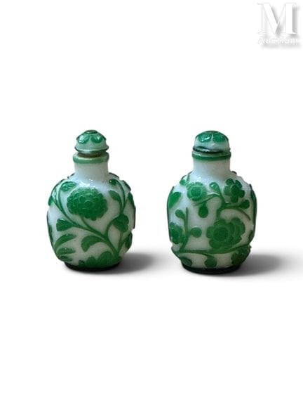CHINE
Tabatières
En verre de forme gourde à décor 