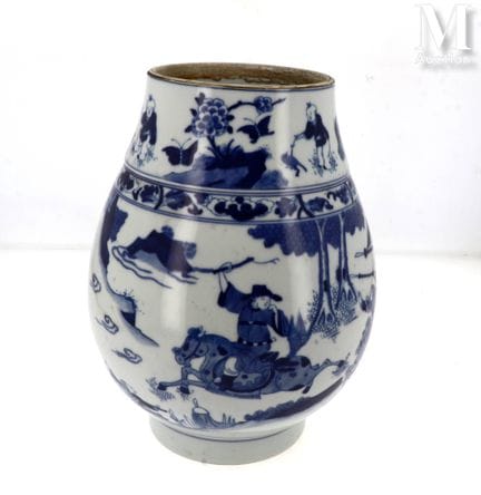 CHINE, XIXe siècle
Vase en porcelaine bleu et blan