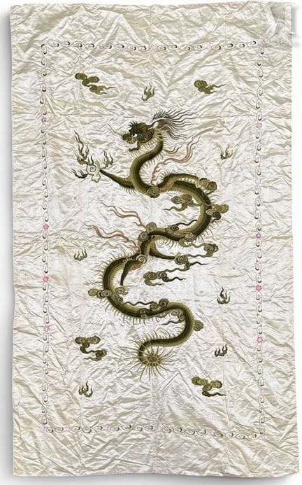 CHINE/JAPON
Tenture en soie
À décor d'un dragon po