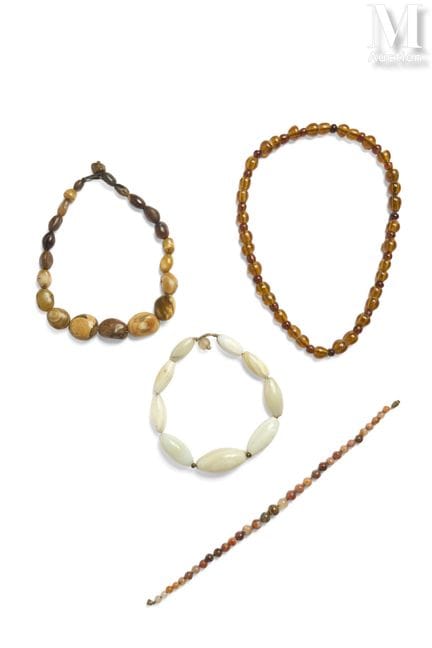 ASIE, XXe siècle
Ensemble de quatre colliers
L'un 