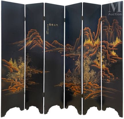 中国，20 世纪
六扇折叠屏风
黑漆木质，描绘湖畔风景，配诗一首。
高度：100 厘米
宽度（叶片）