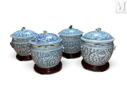 CHINE, XIXe siècle
Réunion de quatre pots couverts