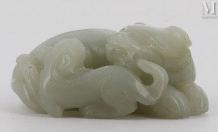 CHINE, XXe siecle
Groupe en jade céladon
sculpté p