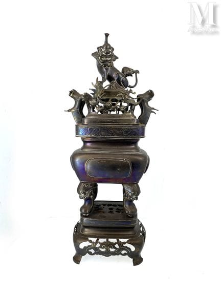 VIETNAM, XIXème siècle
Grand-brûle parfum en bronz
