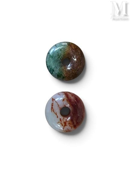 Deux pendentifs, XXe
Lot de deux pendentifs en pie