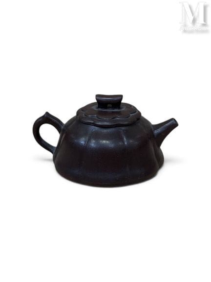 CHINE, XXe
THÉIÈRE "YIXING - ZISHA"
En terre cuite