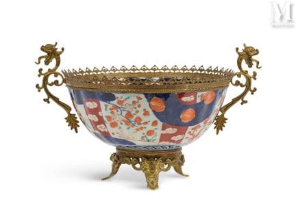 JAPON, XIXe siècle
Coupe en porcelaine Imari
Montu