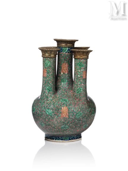 CHINE, XIXe siècle
Vase en porcelaine
De forme bou