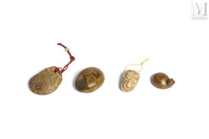 ASIE
Ensemble de quatre éléments en jaspe et agate