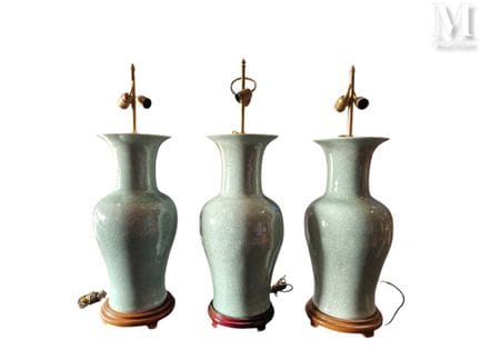 CHINE, XXème
Suite de trois grands vases de modèle