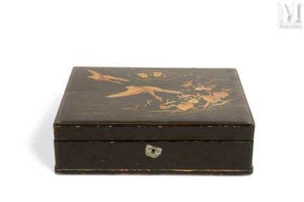 JAPON, XIXe/XXe siècle
Boîte à jeu en laque
avec c