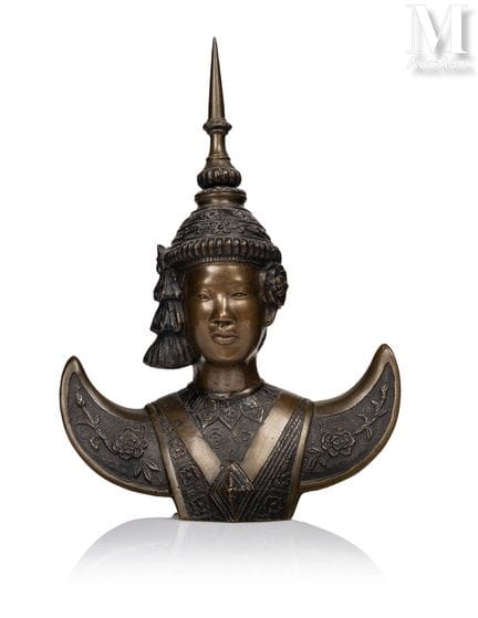 VIETNAM, XXe siècle
Buste en bronze à patine brune