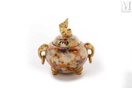 JAPON, XXe siècle
Pot pourri en porcelaine Satsuma
