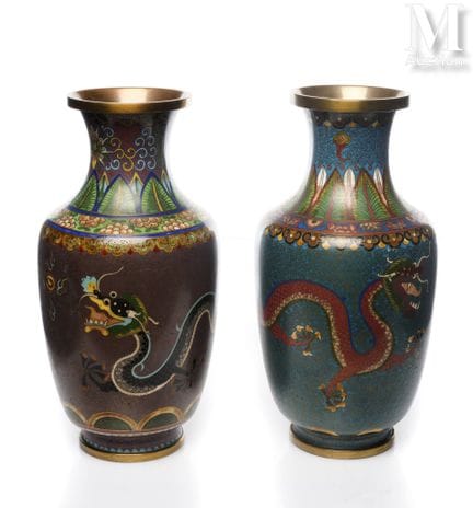 CHINE, Vers 1900
Paire de vases en émaux cloisonné