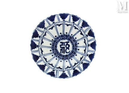 CHINE, XXe siècle
Bol en porcelaine
Monté sur un c