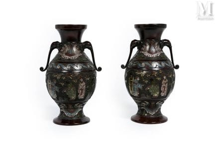 JAPON, XIXe siècle
Paire de vases en bronze et éma