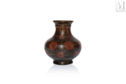 VIETNAM, XXe siècle
Vase balustre en bronze à pati