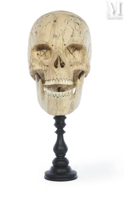 MEMENTO MORI
采用罗望子木制成。底座为车削加工并涂有黑色漆的木质底座。
高度：39 厘米