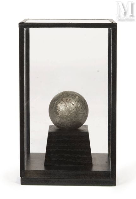 阿拉泰陨石
陈列于展示柜中。
这块铁陨石表面带有维德曼斯滕纹，由熔融金属结晶形成。
陨石直径：4.5