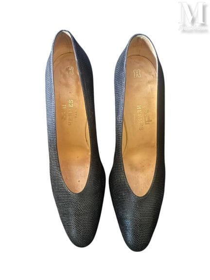 HERMÈS PARIS
Pair of black leather pumps with a li