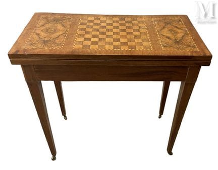 Spieltisch
aus Furnierholz, die Tischplatte mit In