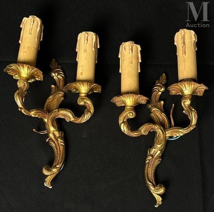 Par de apliques de bronce cincelado y dorado con d