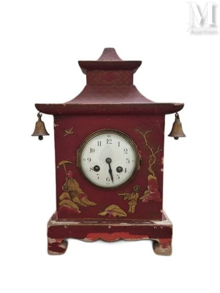 Pequeño reloj de madera lacada en rojo
con motivos