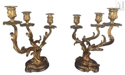Par de candelabros de bronce dorado
de forma sinuo