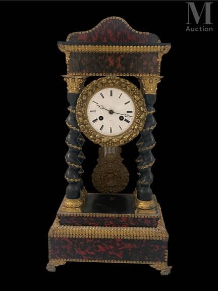 Reloj de pórtico de madera tallada y con marqueter