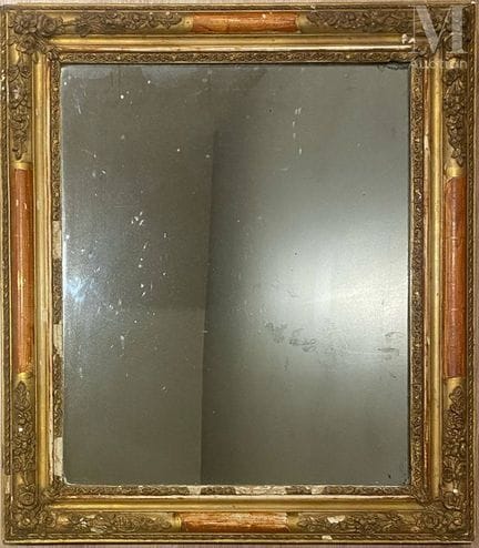 Spiegel, vergoldeter Holzrahmen
Maße: 64 x 51 cm
B