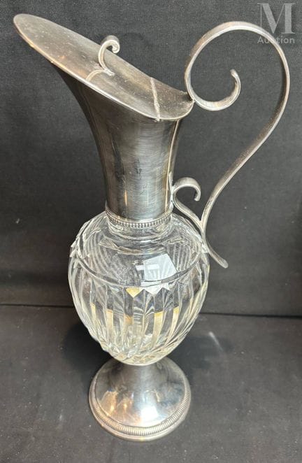 Jarra
de cristal y metal plateado
Altura: 37 cm