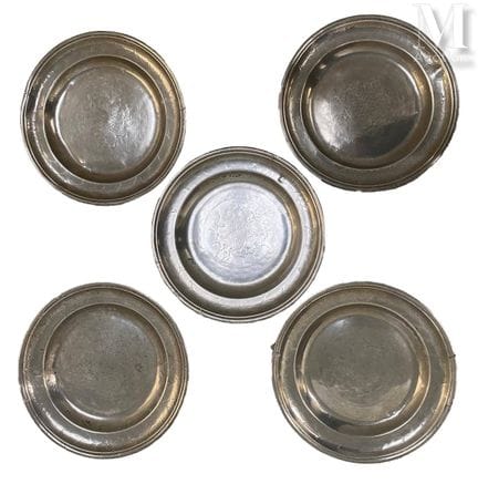 Conjunto de cinco platos de gala de estaño
con un 