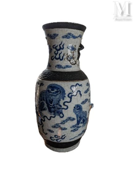 CHINA, SIGLO XIX
Jarrón balustre de porcelana con 