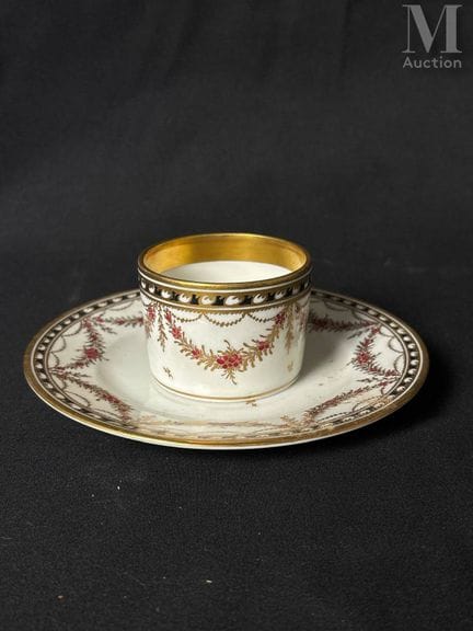 NYON, siglo XIX
Taza y platillo de porcelana con m
