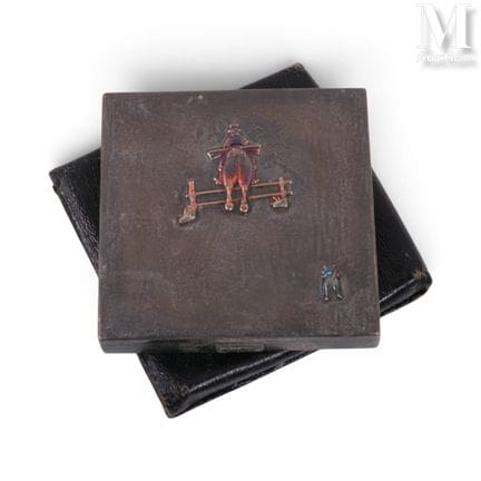 Powder compact; the lid is decorated with a horsem