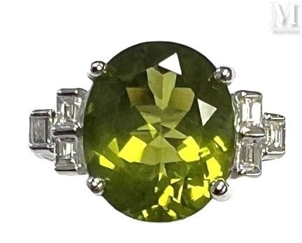 750°/.(18K) white gold ring set with a peridot fla