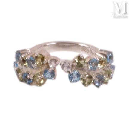 Silver ring (925°/°°) set with peridots, blue and 