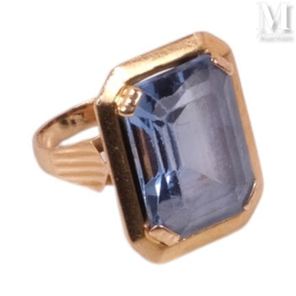 Gold ring set with an aquamarine. Weight: 7.5 gram