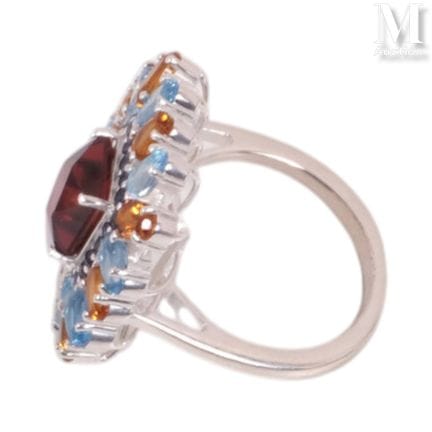 Silver ring (925°/°°) set with a square-cut garnet