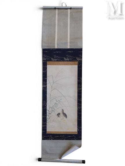 日本：纸本水彩装饰卷轴
纸本水彩装饰卷轴，描绘了两只鹧鸪，背景为米色与金色（两卷轴末端有破损）。 总
