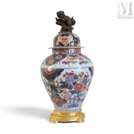 Jarrón con tapa de estilo Imari. Finales del siglo