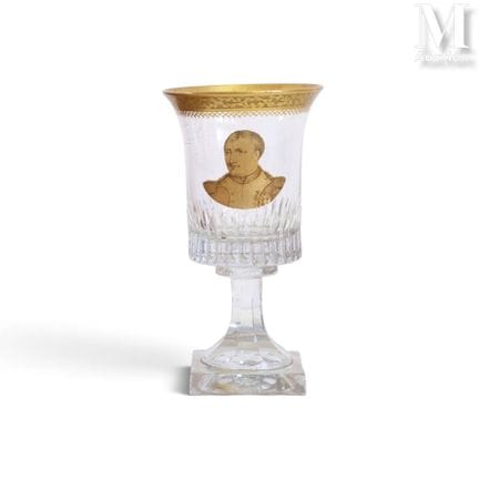 Cuenco de vidrio decorado con el busto del emperad