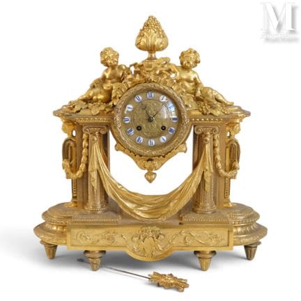 Reloj de pie de bronce dorado. Finales del siglo X