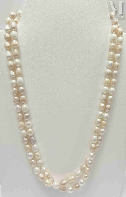 A long necklace made of 114 pinkish freshwater cul