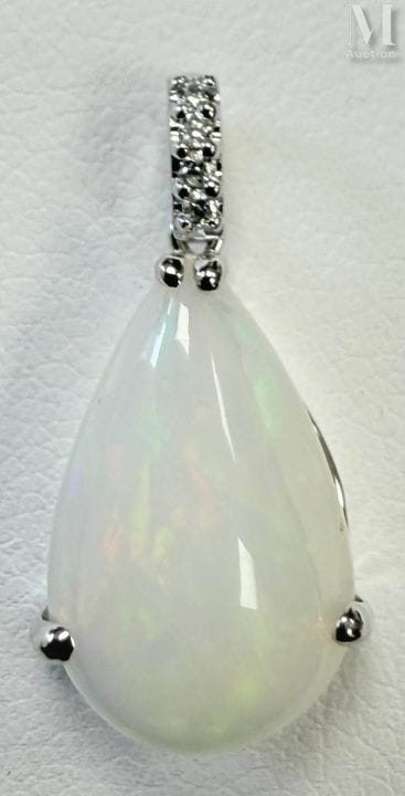 750°/.(18K) white gold pendant set with a beautifu