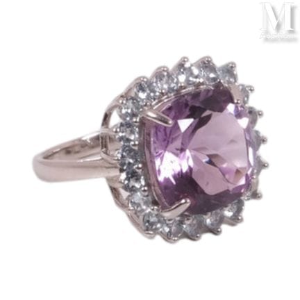 Silver ring (925°/°°) set with a cushion-cut ameth
