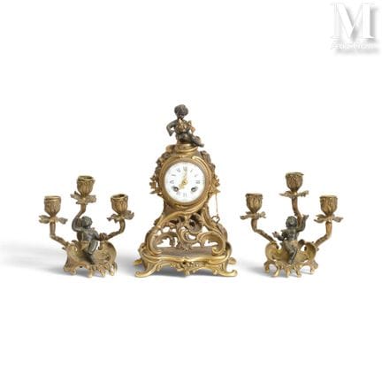 Reloj de pie y pares de candelabros. Finales del s