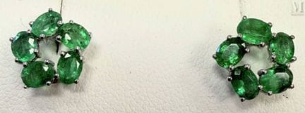 Pair of 750° white gold (18K) flower-shaped earrin