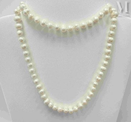 Long necklace featuring 88 white freshwater cultur